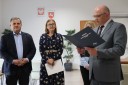 Pan Dyrektor Wojewódzkiego Urzędu Pracy w Lublinie wręcza dyplom uznania