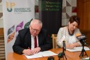 Podpisanie porozumienia przez Panią Małgorzatę Sokół i Pana Zygmunta Litwińczuka